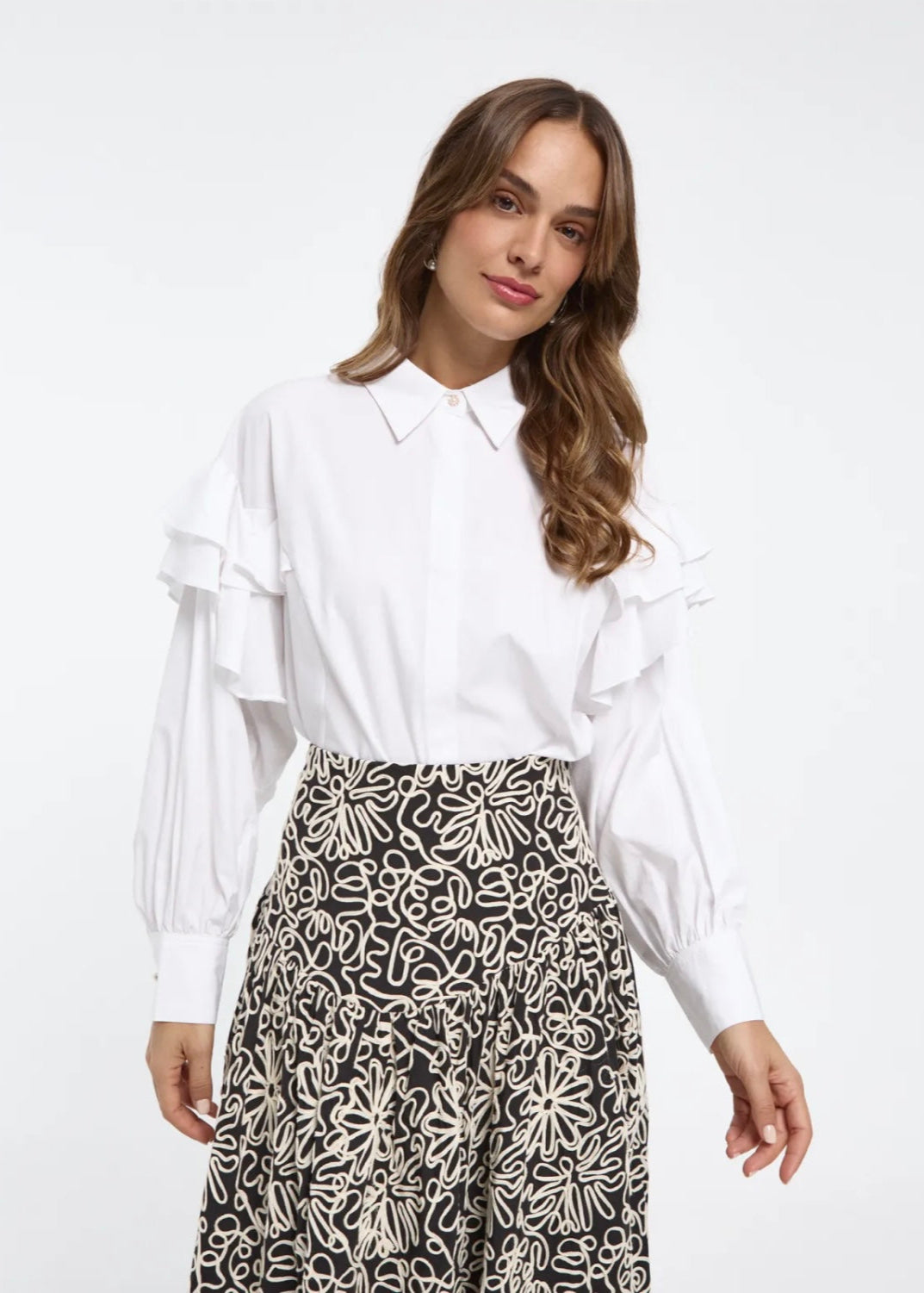 CAMISA BLANCA CON VOLANTES EN MANGAS