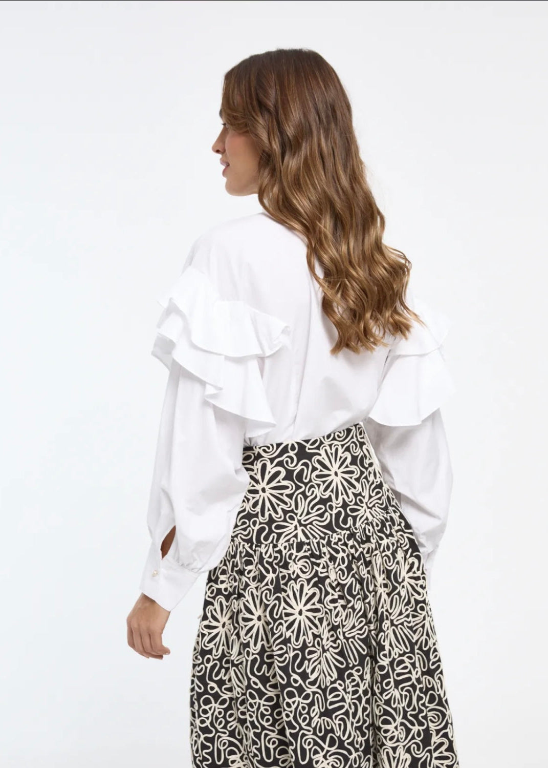 CAMISA BLANCA CON VOLANTES EN MANGAS
